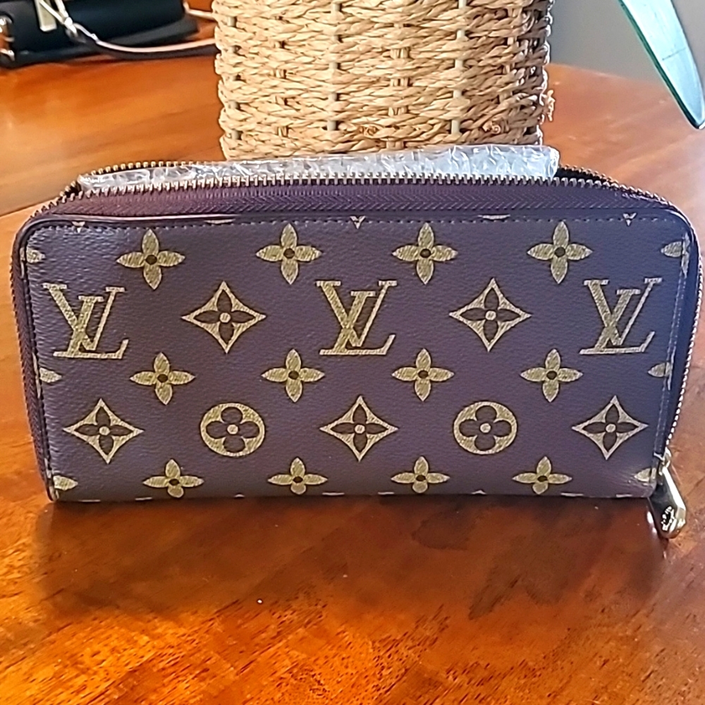 Louis Vuitton Damier Zippy Wallet